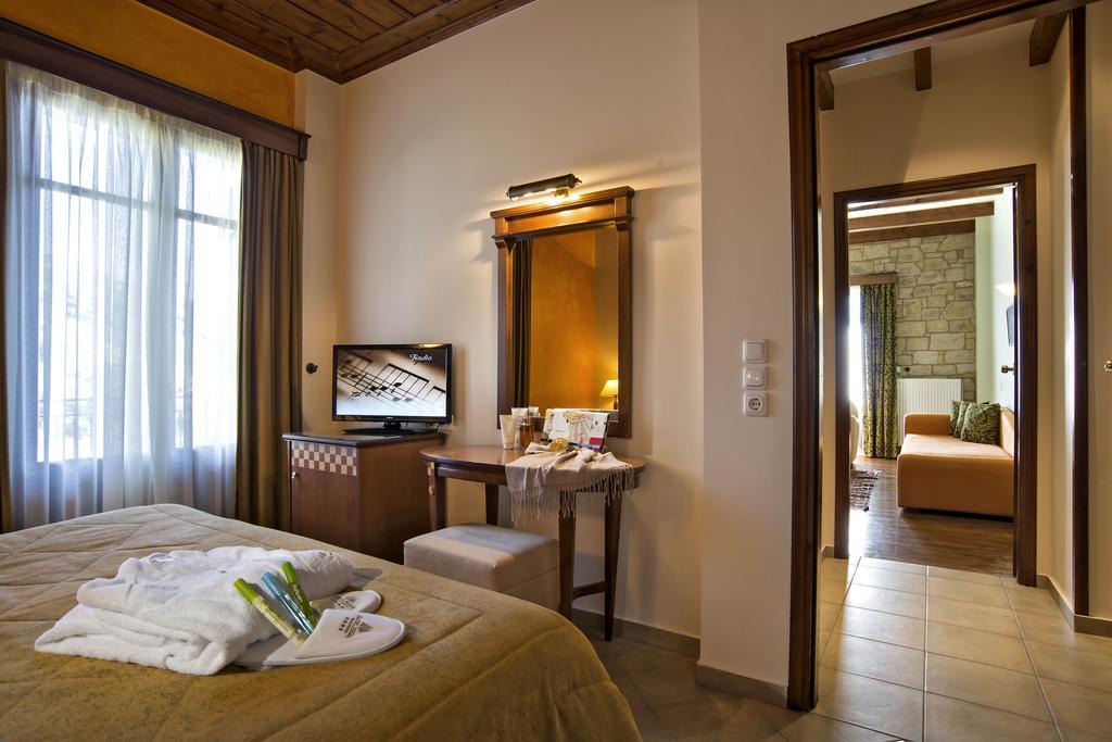 Alpen House Hotel & Suites Arachova Room photo